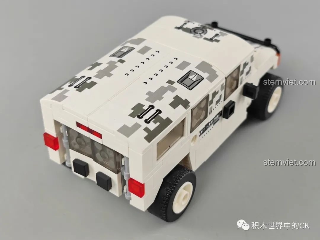 Góc nhìn từ trên cao của mô hình xe quân sự Dongfeng Warrior, khoe trọn phần nóc xe với họa tiết rằn ri.