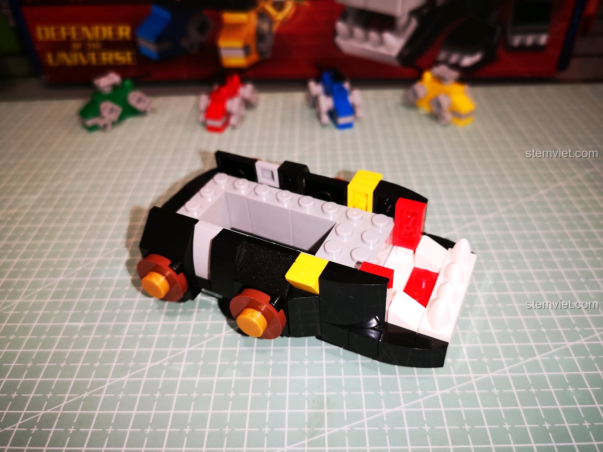 Nối phần đầu và thân của Sư tử Đen trong bộ Decool 8002.