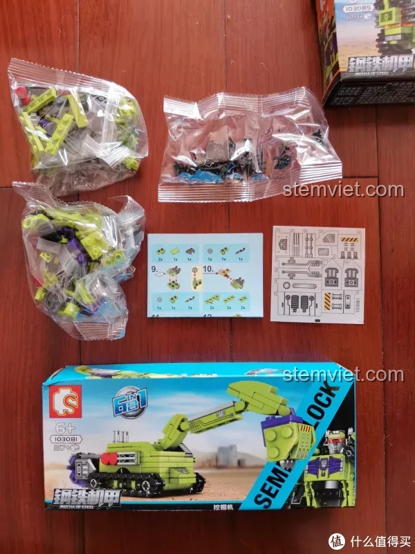 Nội dung bên trong một hộp nhỏ của bộ xếp hình Robot Đại Lực Thần SEMBO 103081, bao gồm sách hướng dẫn, túi mảnh ghép và sticker, sẵn sàng cho việc lắp ráp.