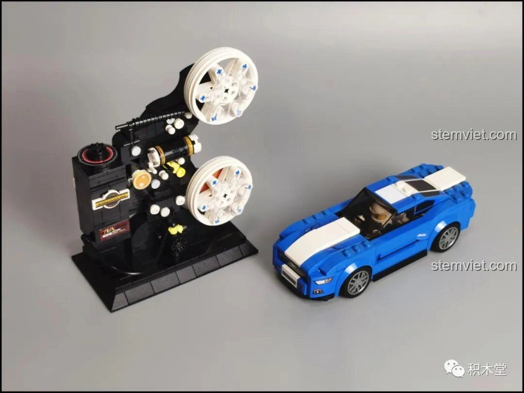 Nội dung bên trong hộp bộ lắp ráp Zhegao 00906 Máy Quay Phim Vintage, bao gồm túi mảnh ghép và sách hướng dẫn.