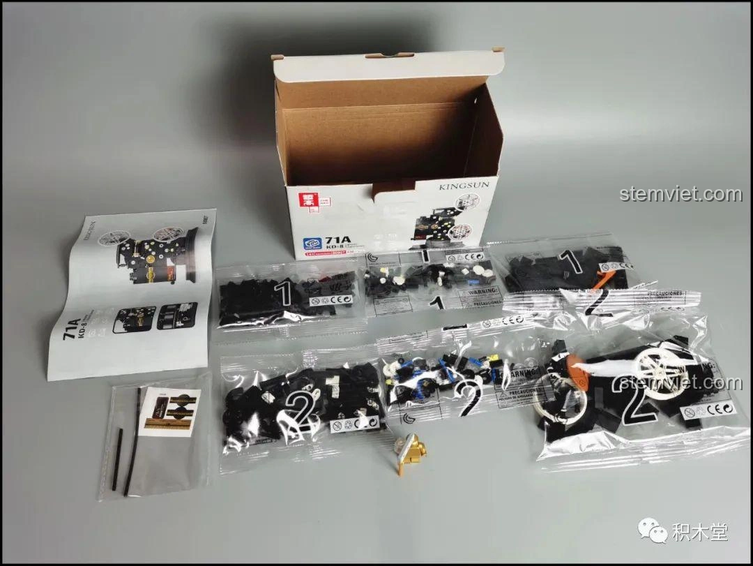 Nội dung bên trong hộp bộ lắp ráp Zhegao 00907 Máy Chiếu Phim Cổ Điển, bao gồm túi mảnh ghép và sách hướng dẫn.