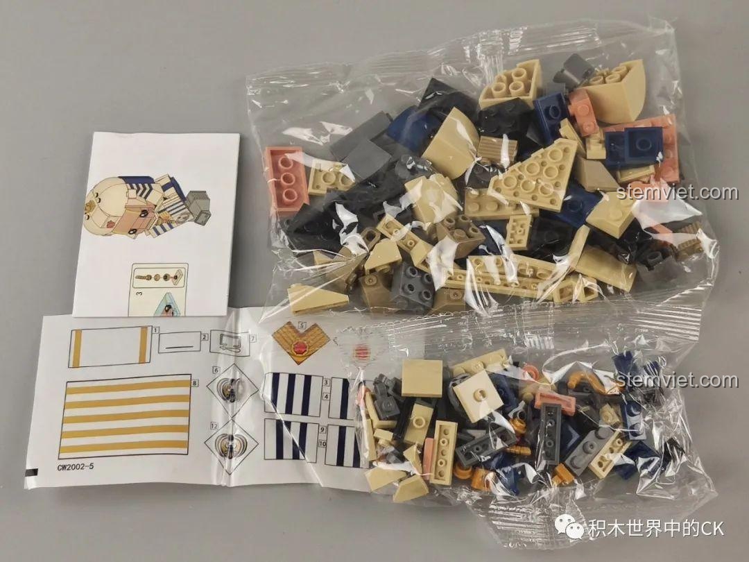 Nội dung bên trong hộp Bộ Lắp Ráp Tượng Thần Ai Cập ZHEGAO CW2002A bao gồm các túi mảnh ghép, sách hướng dẫn và tờ decal.