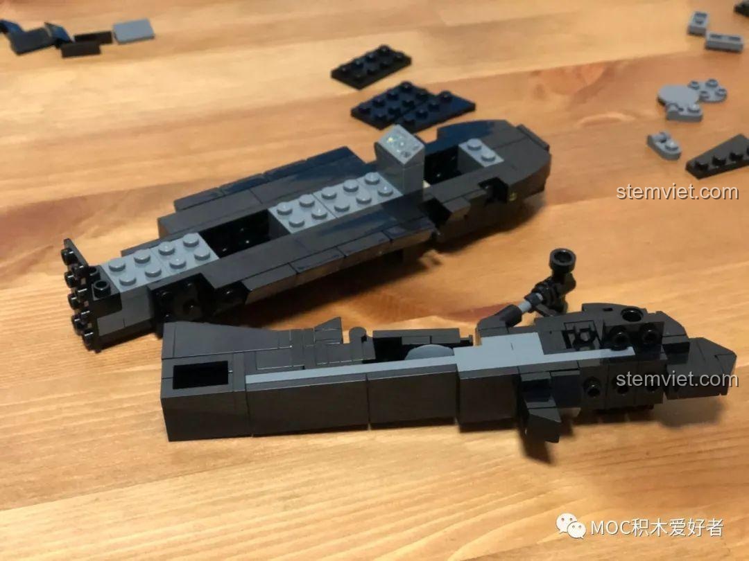 Nối ghép phần thân trước và thân sau của mô hình Sembo 202119 Trực thăng tấn công Z-10, tạo hình dáng tổng thể.