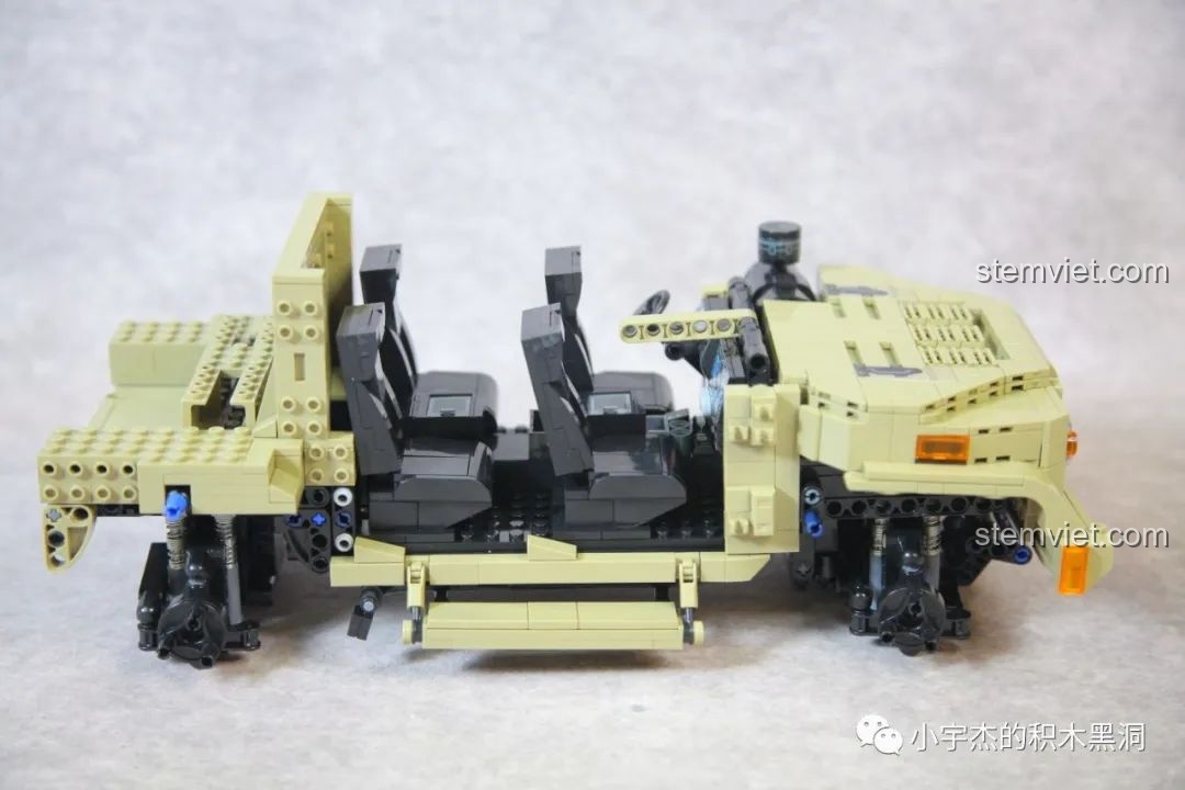 Mô hình xe JLTV với khoang nội thất 4 ghế đã được lắp đặt và nắp capo có thể mở.