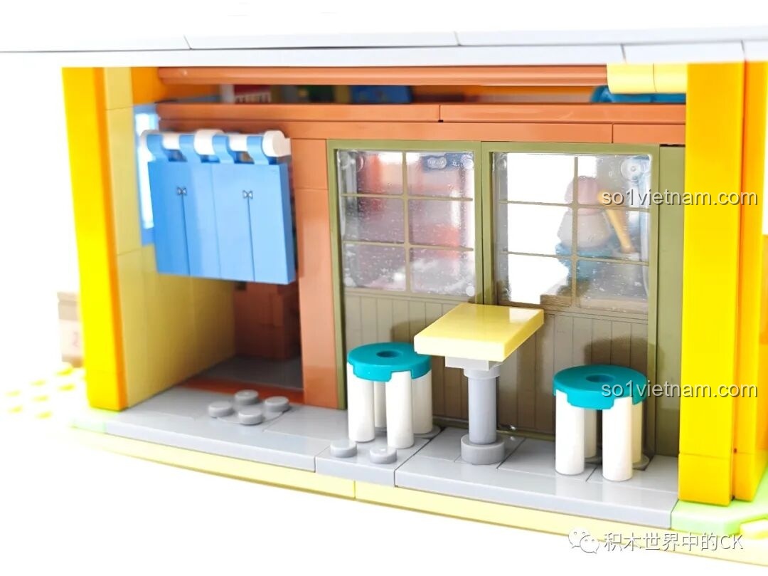 Không gian nội thất bên trong Tiệm đồ ngọt Maruko, với bộ bàn ghế nhỏ xinh để khách ngồi thưởng thức.