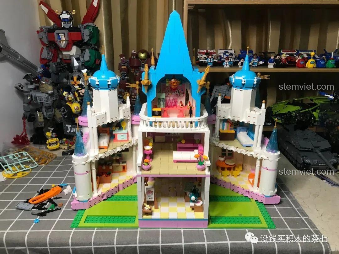 Cận cảnh nội thất bên trong lâu đài khi được mở ra, với các phòng được trang trí chi tiết.