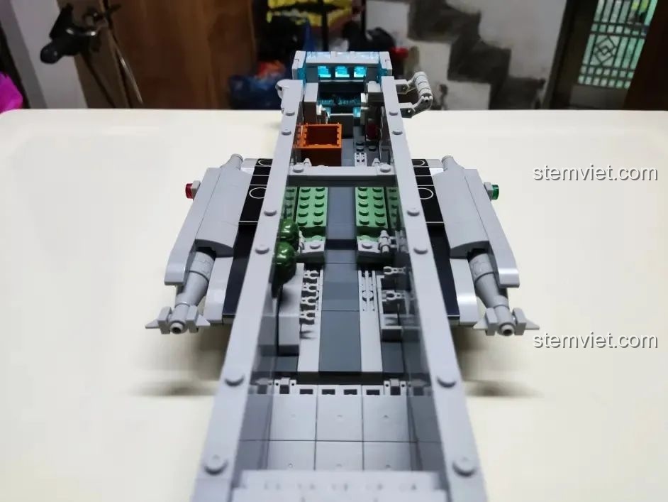 Nhìn từ trên xuống vào khoang nội thất của trực thăng WOMA C0898, không gian rộng rãi và chi tiết.