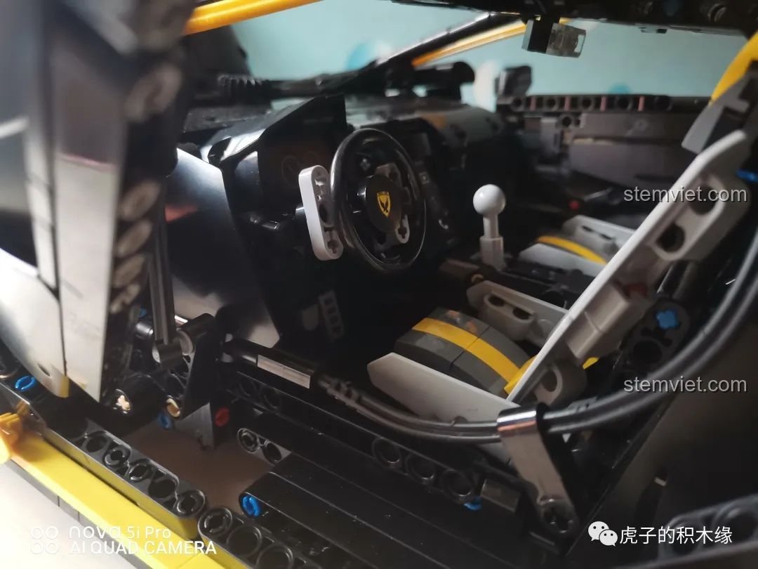 Nội thất chi tiết của bộ xếp hình 'Trăm Năm Bò Điên' cho trẻ em 14+, bao gồm vô lăng, ghế thể thao và bảng điều khiển.