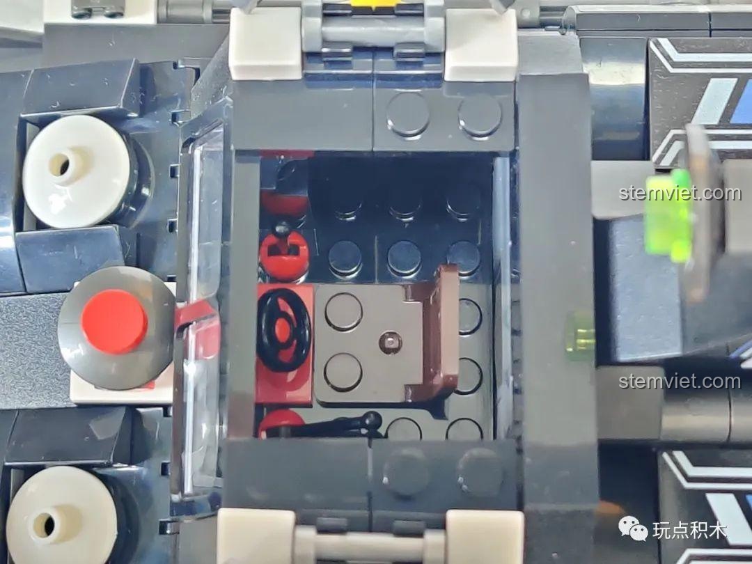 Nội thất bên trong buồng lái của mô hình Tàu Cảnh Sát Đặc Nhiệm với ghế ngồi và bảng điều khiển.