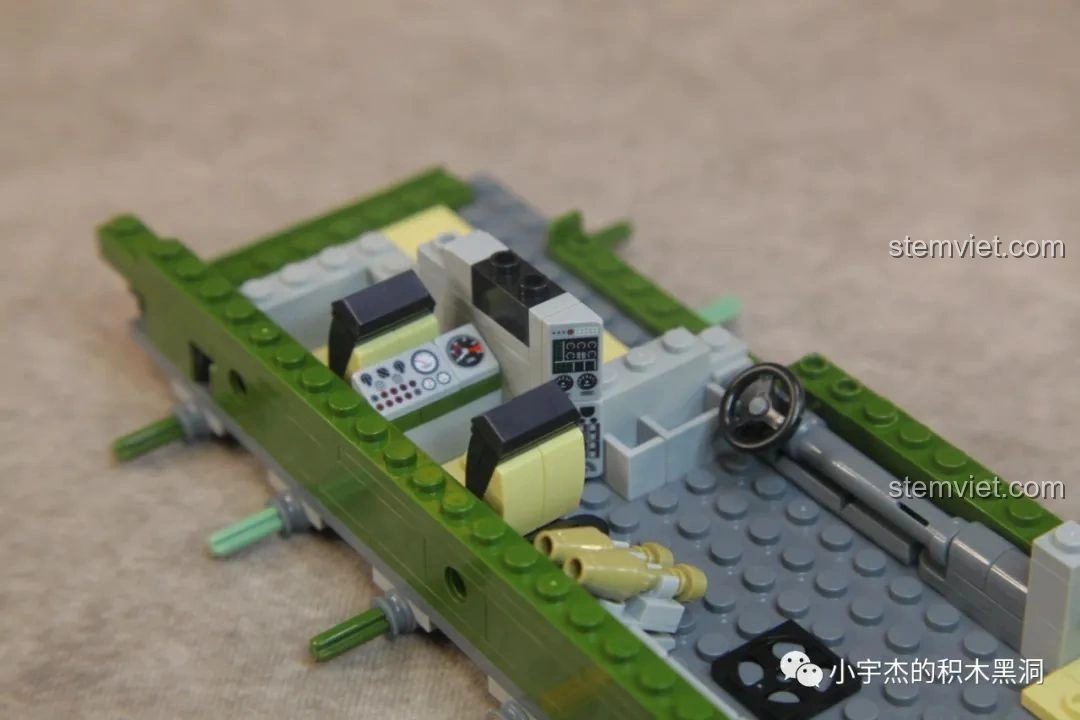 Chi tiết nội thất buồng lái của xe chiến đấu bộ binh 04A Panlos Brick 639010 đang được lắp ráp