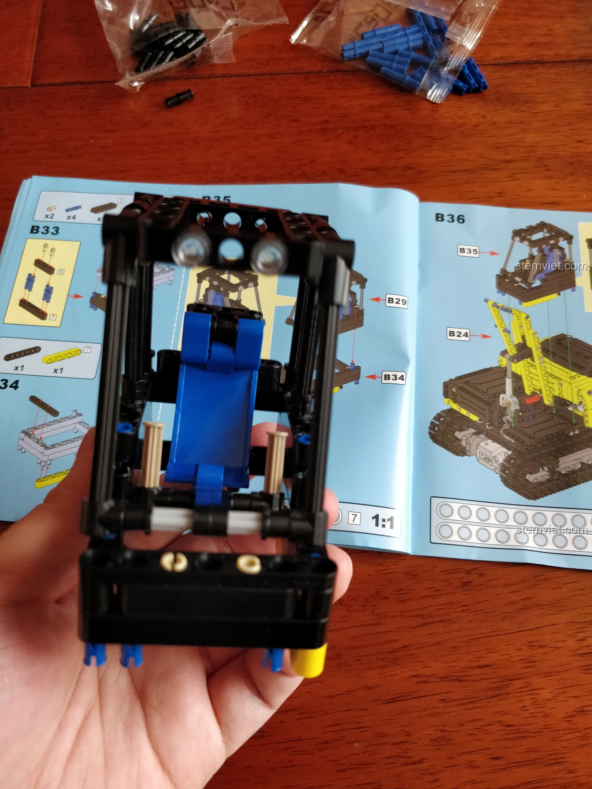 Nội thất bên trong cabin của bộ lắp ráp Xe xúc công trình cho trẻ từ 6 tuổi, chi tiết và đẹp mắt.