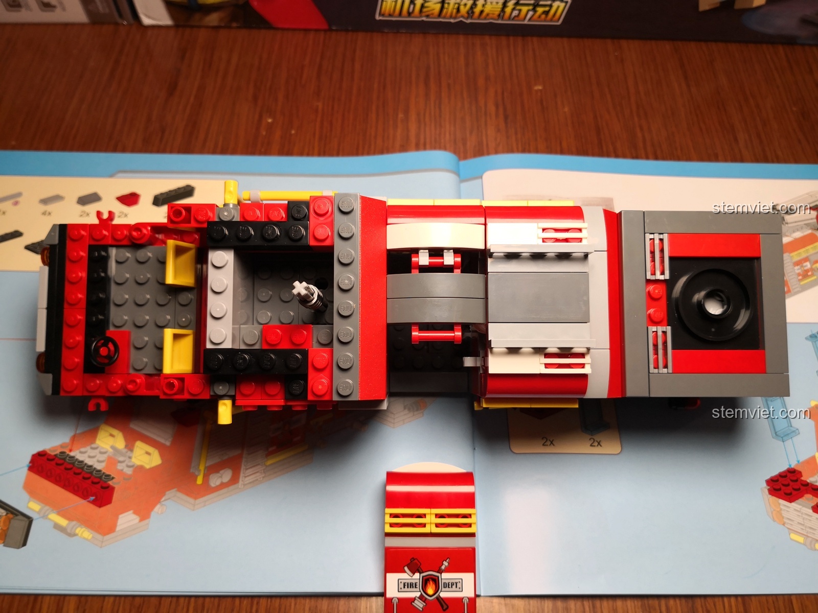 Bên trong cabin lái của xe cứu hỏa QMAN 2809 với vô lăng và ghế ngồi.