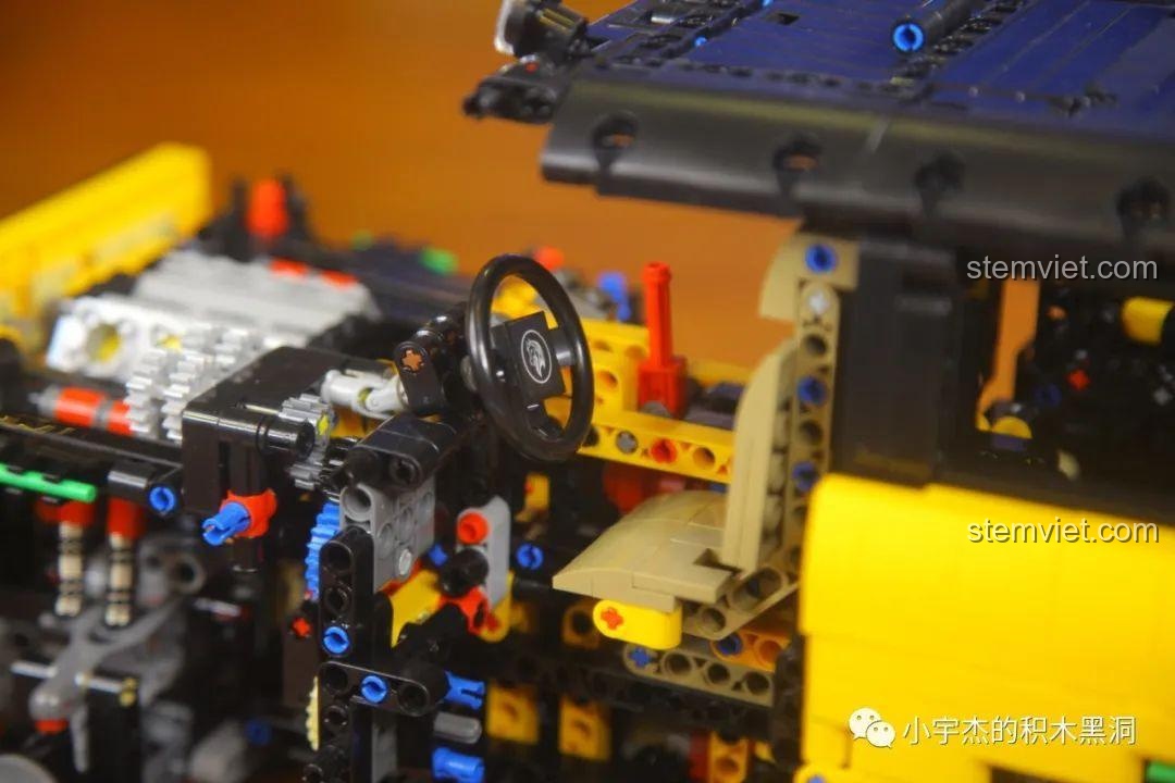 Cận cảnh nội thất cabin với ghế lái, vô lăng có thể xoay được của mô hình xe Ford Bronco MY88005.