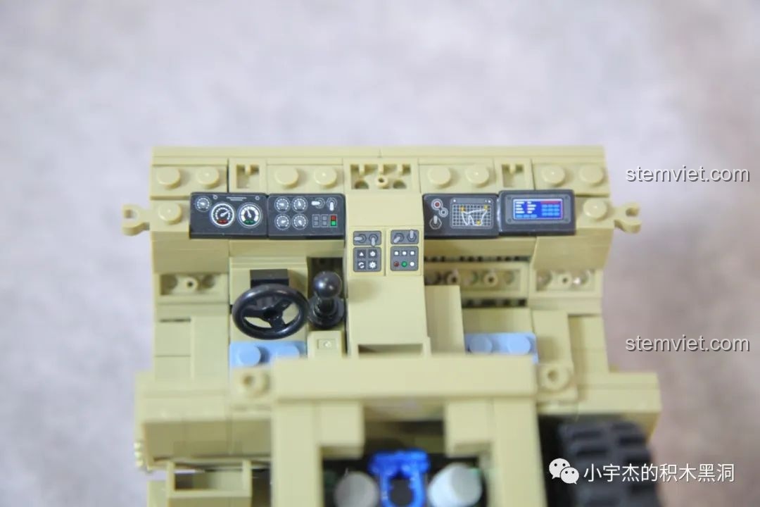 Chi tiết cabin lái của xe tải M983 với bảng điều khiển được trang trí bằng sticker, tăng độ chân thực.