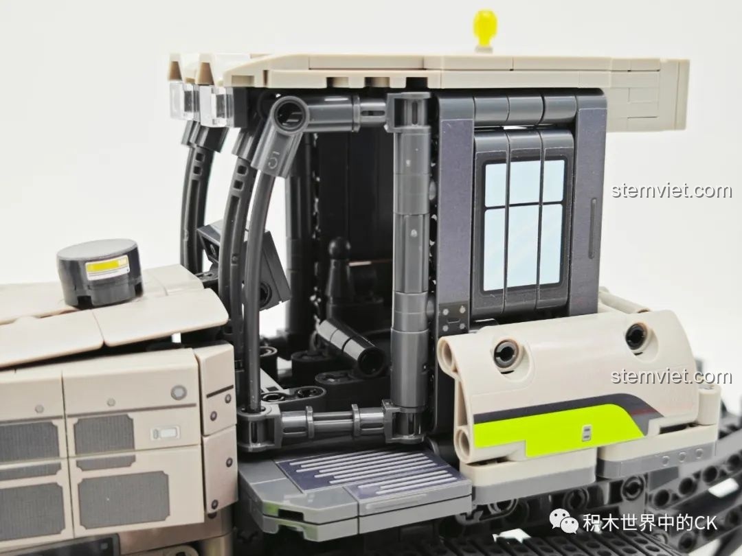 Nội thất bên trong cabin của bộ đồ chơi Xe công trình hạng nặng 705940, một chi tiết nhỏ nhưng thể hiện sự đầu tư.