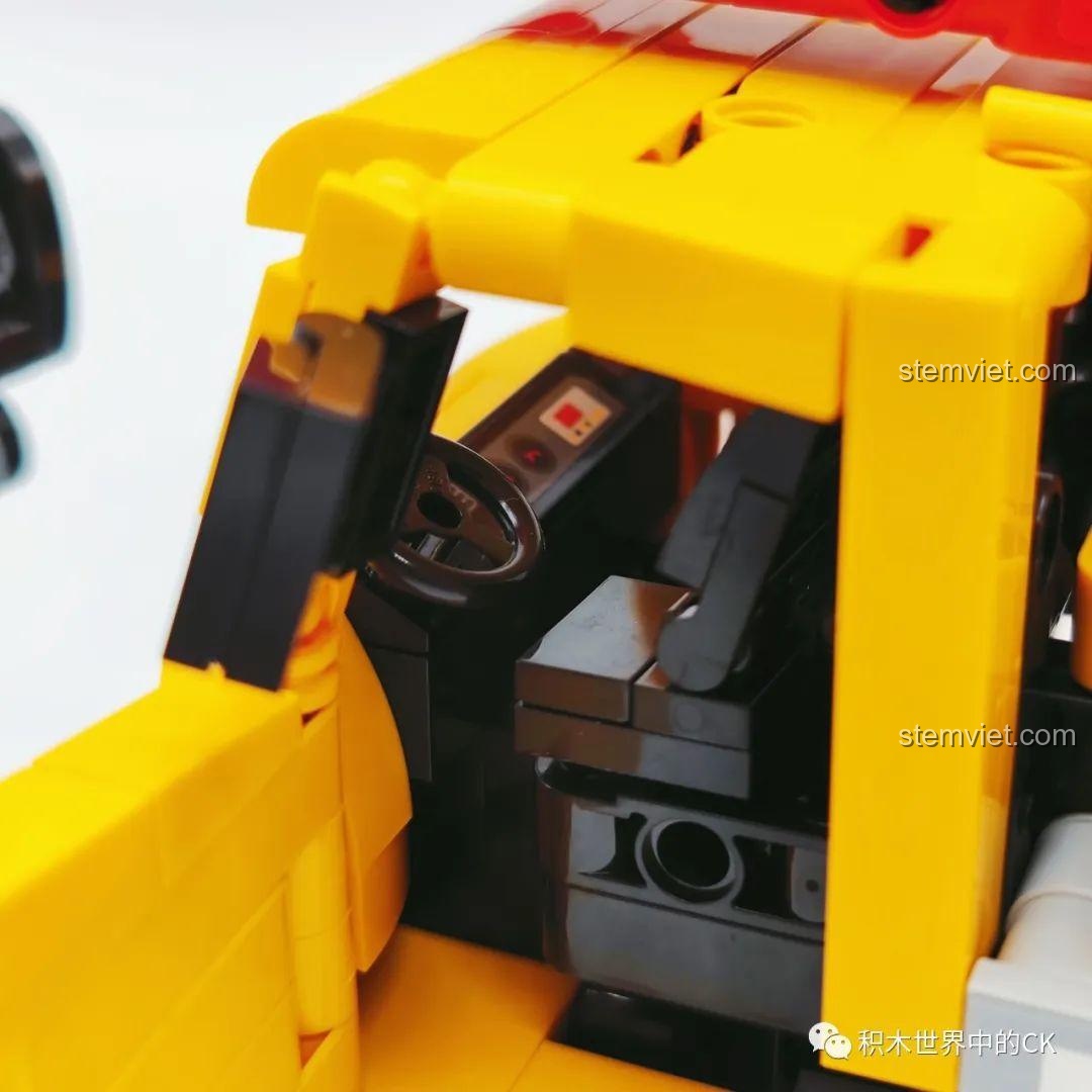 Nội thất bên trong cabin của mô hình Xe Cẩu Tải SANY STC120T5 với vô lăng và ghế ngồi.