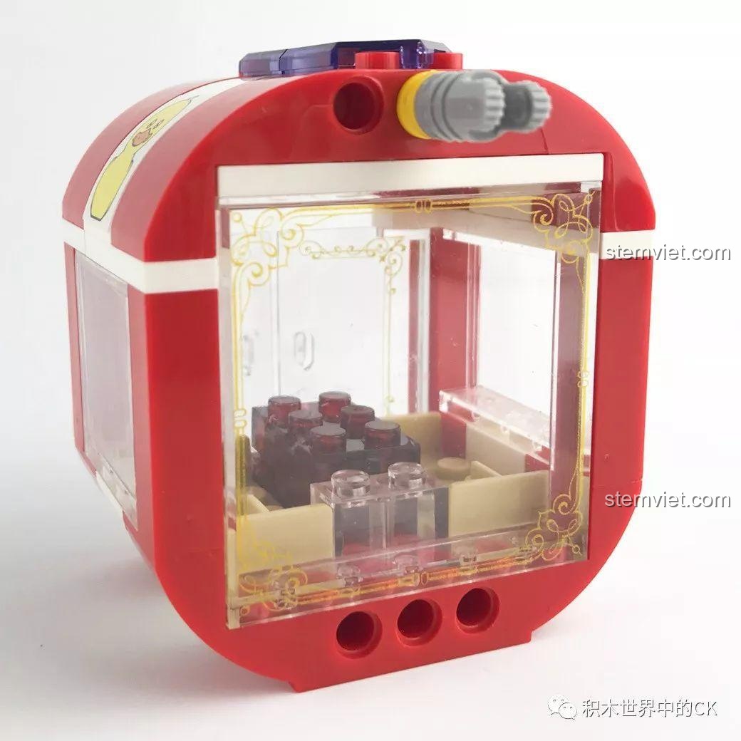 Nhìn vào bên trong cabin màu đỏ của Vòng Quay Mặt Trời Winner 7036, có ghế ngồi và không gian rộng rãi.