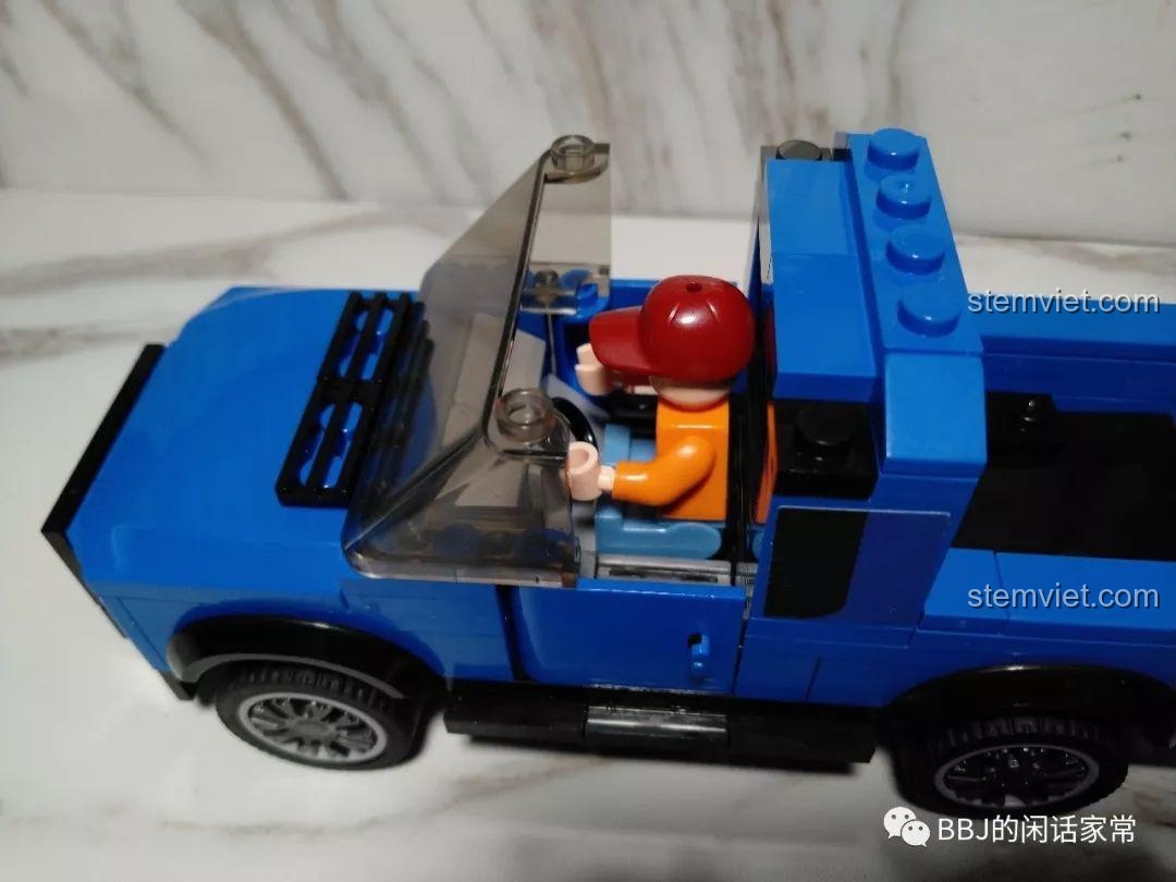 Cận cảnh cabin của mô hình SEMBO 607024, cho thấy không gian bên trong và vị trí đặt minifigure.