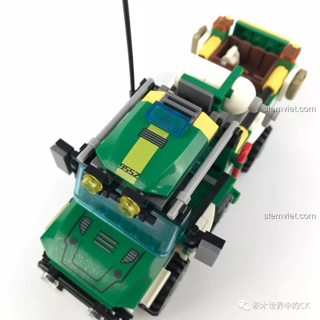 Không gian bên trong cabin của xe cứu hộ SEMBO 9552, với ghế lái màu vàng và vô lăng, đủ chỗ cho một minifigure.