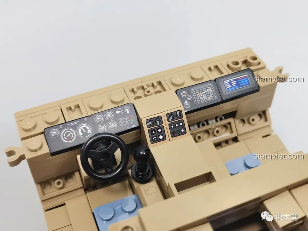Bảng điều khiển chi tiết bên trong cabin của mô hình Xe Tải Tên Lửa M983 628014.