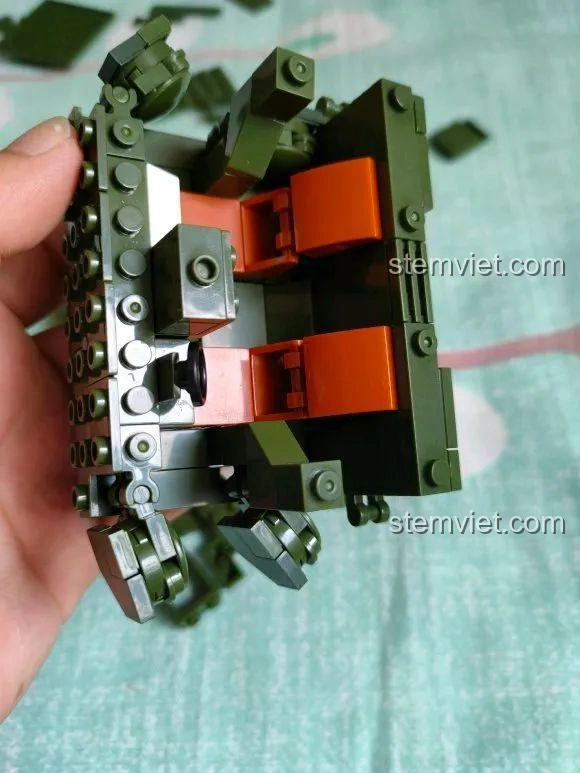 Nội thất bên trong cabin của đồ chơi lắp ráp Xe Tên Lửa DF-17 CAYI 2282, chi tiết tỉ mỉ.