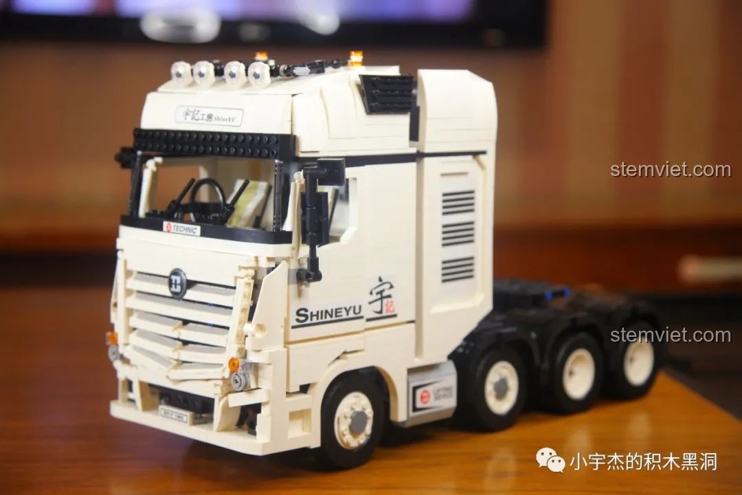 Cận cảnh nội thất cabin của bộ xếp hình Xe Đầu Kéo Mercedes-Benz Actros 4163 ShineYU YC-QC007, với vô lăng và cần gạt nước chi tiết.