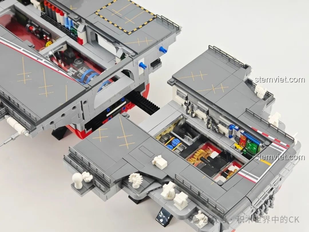 Mô hình Hàng không mẫu hạm Phúc Kiến SEMBO 208124 được tách làm đôi, khoe trọn toàn bộ nội thất chi tiết và phức tạp bên trong.