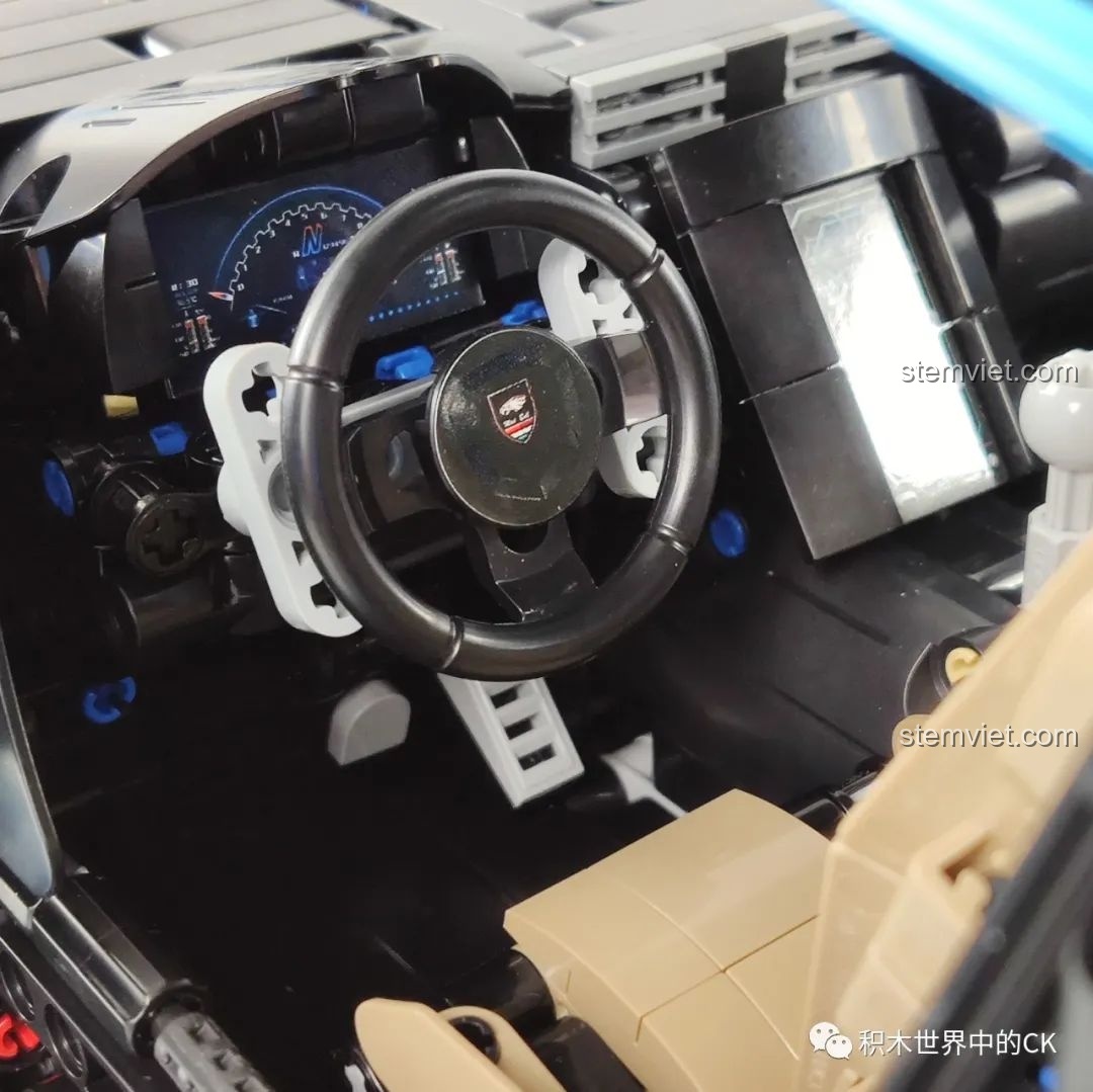 Nội thất chi tiết của đồ chơi xây dựng Mô hình Lamborghini Centenario 1:8 với vô lăng và bảng điều khiển.