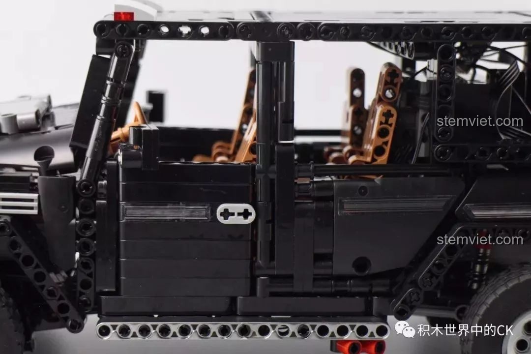 Cận cảnh nội thất xe Mould King 13070 với ghế ngồi màu nâu, vô lăng và các chi tiết khác.