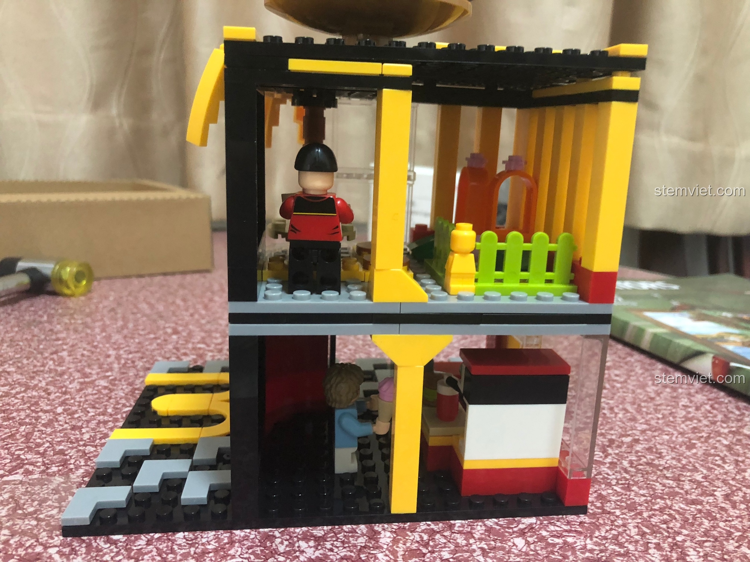 Nhìn từ phía sau mô hình Sembo 601021, để lộ không gian nội thất chi tiết của cả hai tầng.