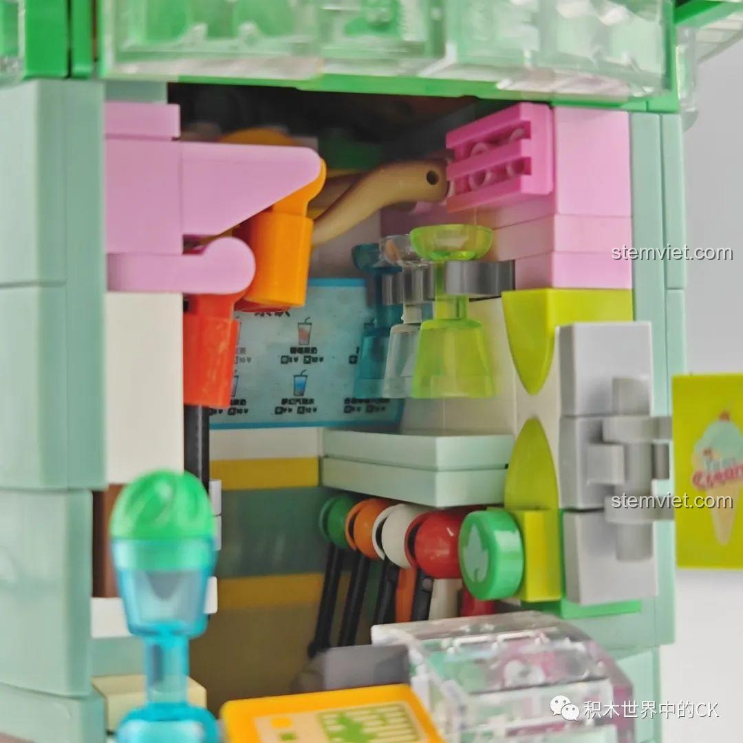 Góc nhìn cận cảnh nội thất bên trong mô hình Cửa hàng Matcha Zhe Gao CW6005, với các kệ và đồ trang trí.