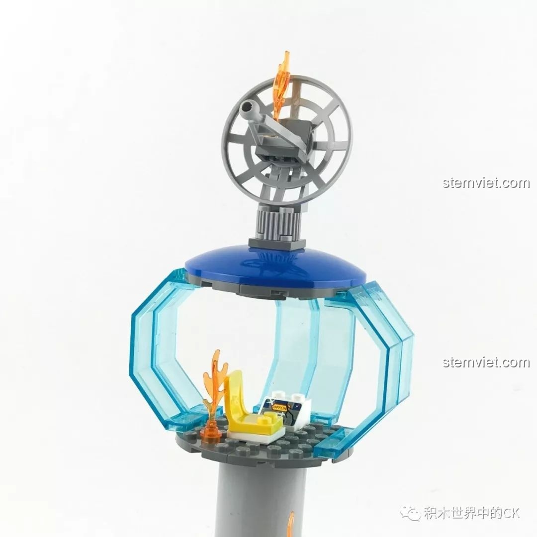 Bên trong đài quan sát của tháp điều khiển QMAN 2809 với ghế ngồi, bảng điều khiển và chi tiết lửa.