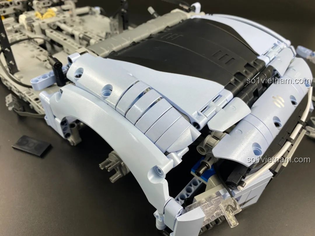 Nội thất đang trong quá trình lắp ráp của bộ lắp ráp xe HiPhi Z Pixel Sci-Fi Car Model của Pantasy