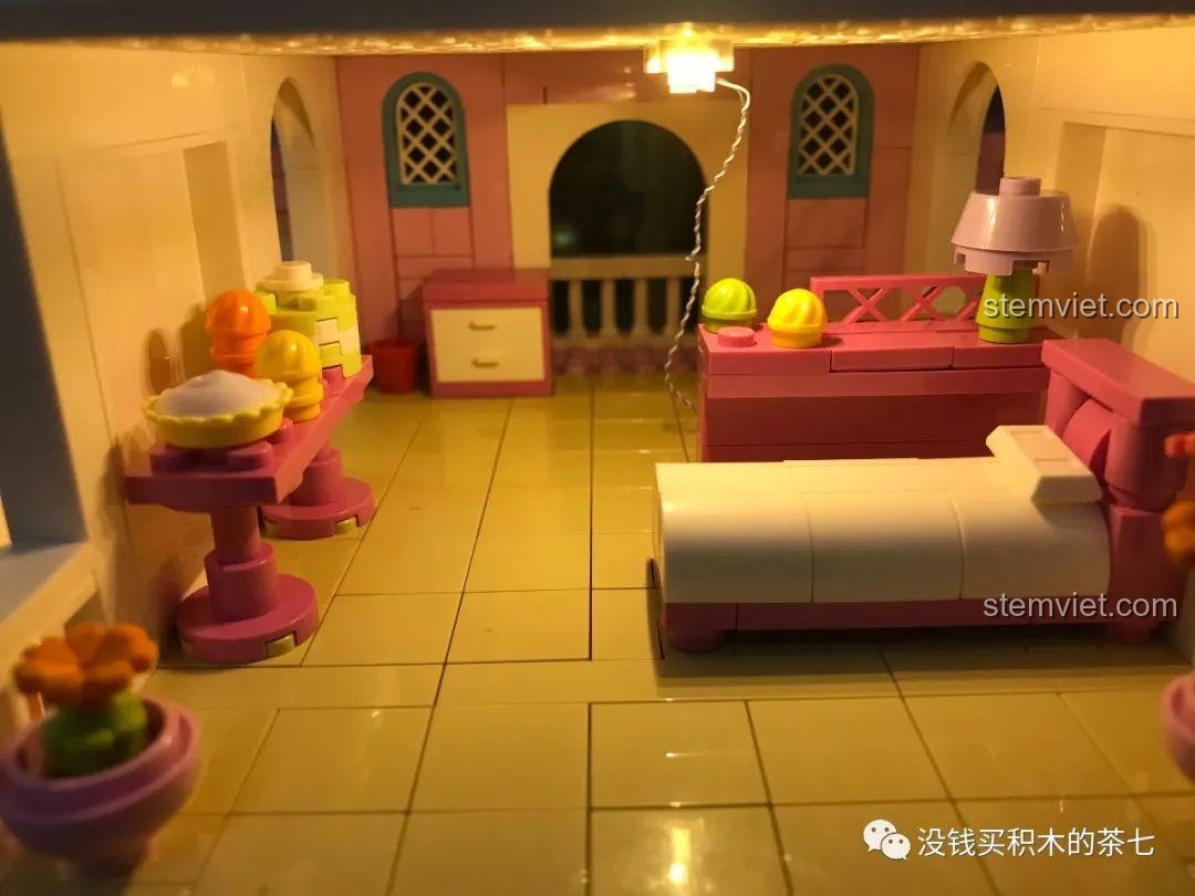 Ánh sáng đèn LED chiếu rọi các phòng trong lâu đài, làm nổi bật nội thất bên trong.