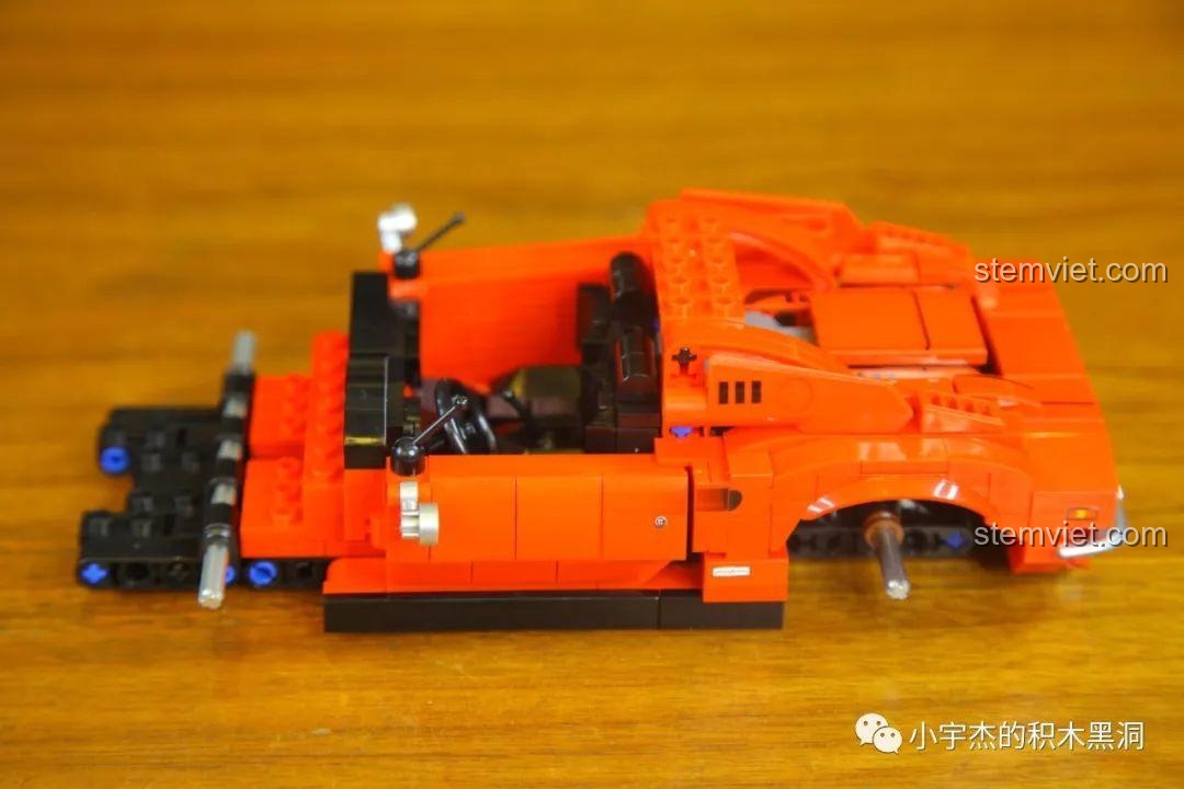 Phần nội thất và thân xe của mô hình Ferrari Dino 246 GTS đang được lắp ráp từ bộ SEMBO 705701.