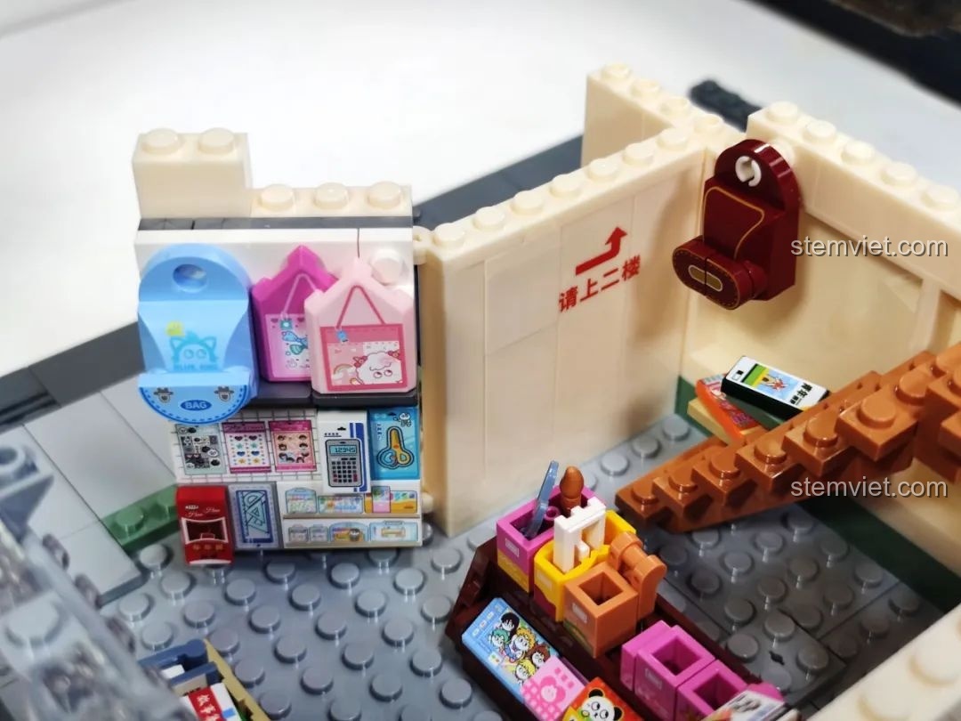 Nội thất bên trong hiệu sách của mô hình Wekki 516954 với kệ sách và quầy hàng.