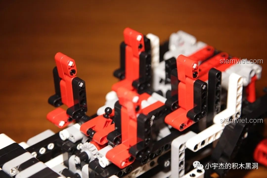 Cận cảnh nội thất xe Mould King 13069 sau khi đã lắp ghế, chuẩn bị cho các bước tiếp theo.