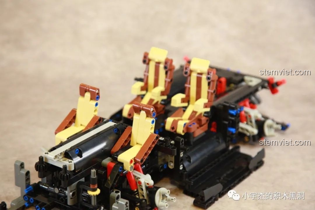 Nội thất xe Volkswagen T1 K Box 10510 với các hàng ghế đã được lắp đặt vào khung xe.