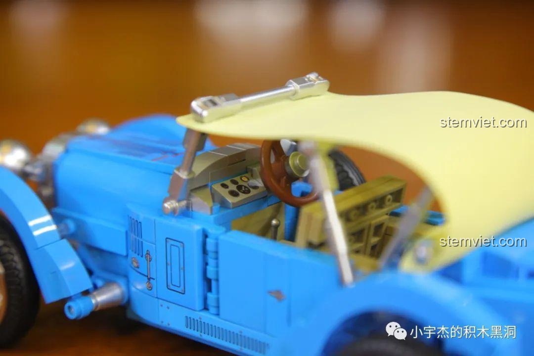 Nội thất và khoang lái của bộ đồ chơi Xe cổ Bugatti T38A cho trẻ em trên 6 tuổi, với vô lăng và bảng điều khiển.