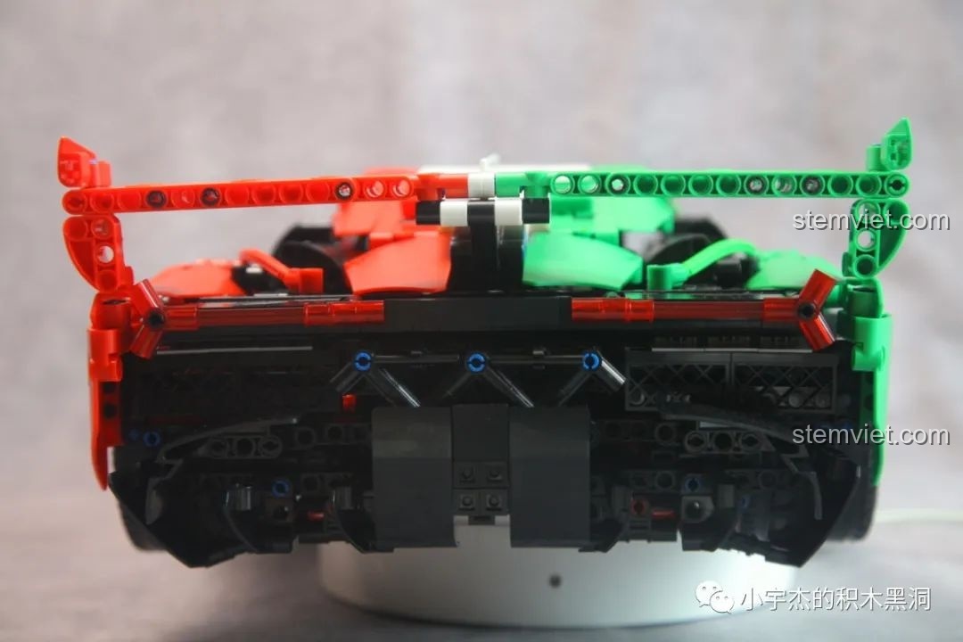 Nội thất chi tiết của mô hình K-box 10222, bao gồm vô lăng, bảng điều khiển và ghế ngồi thể thao.