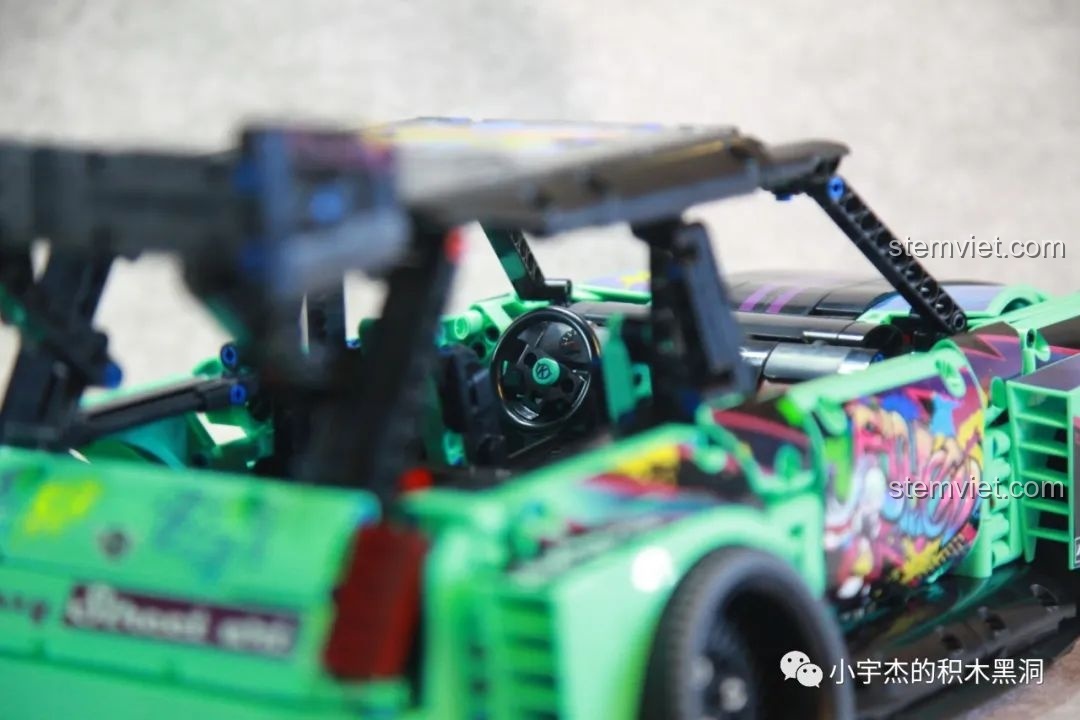 Nhìn vào khoang lái của mô hình K-Box 10505, có thể thấy vô lăng và các chi tiết nội thất.