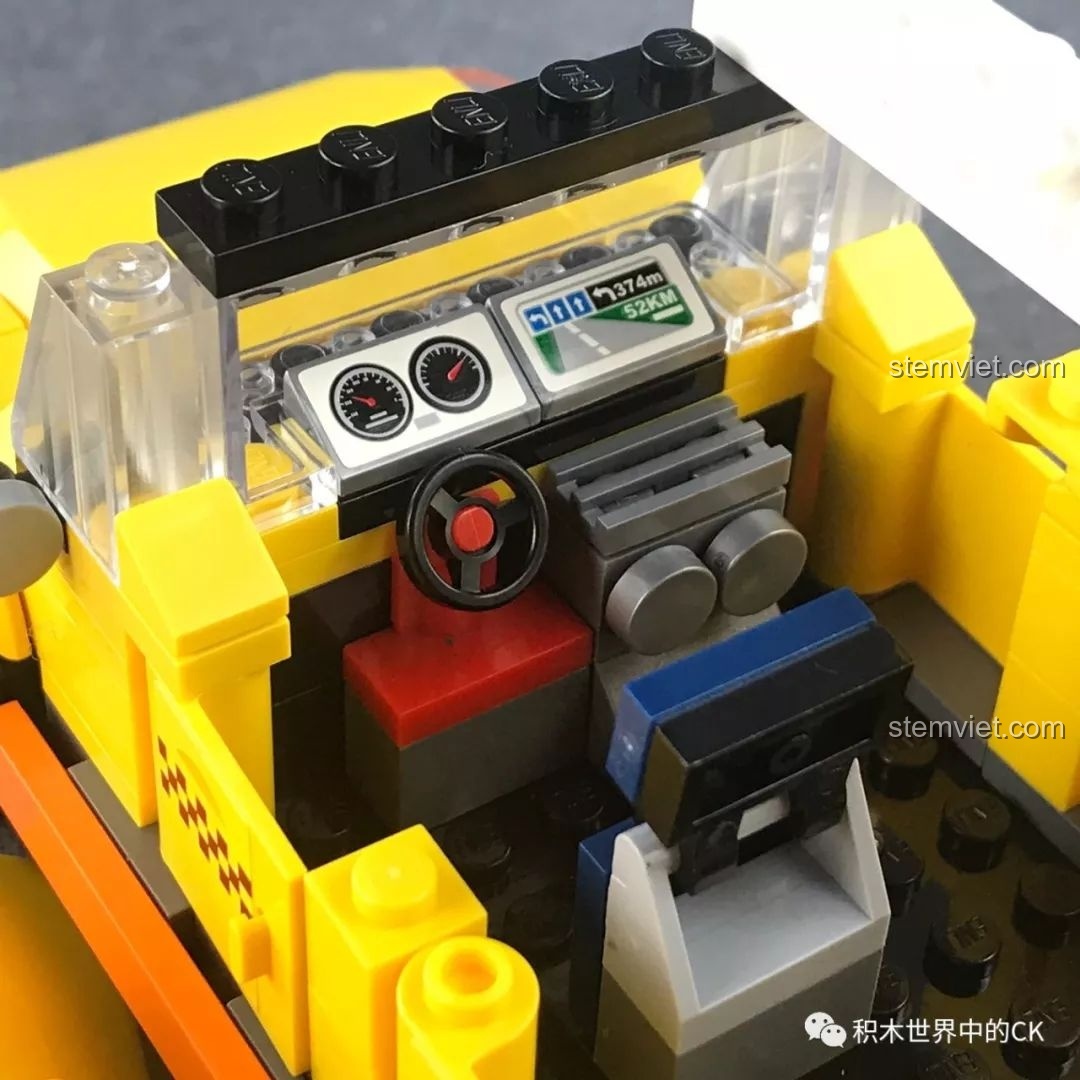 Cận cảnh nội thất khoang lái của xe taxi QMAN 1134, với vô lăng, ghế và bảng điều khiển GPS.