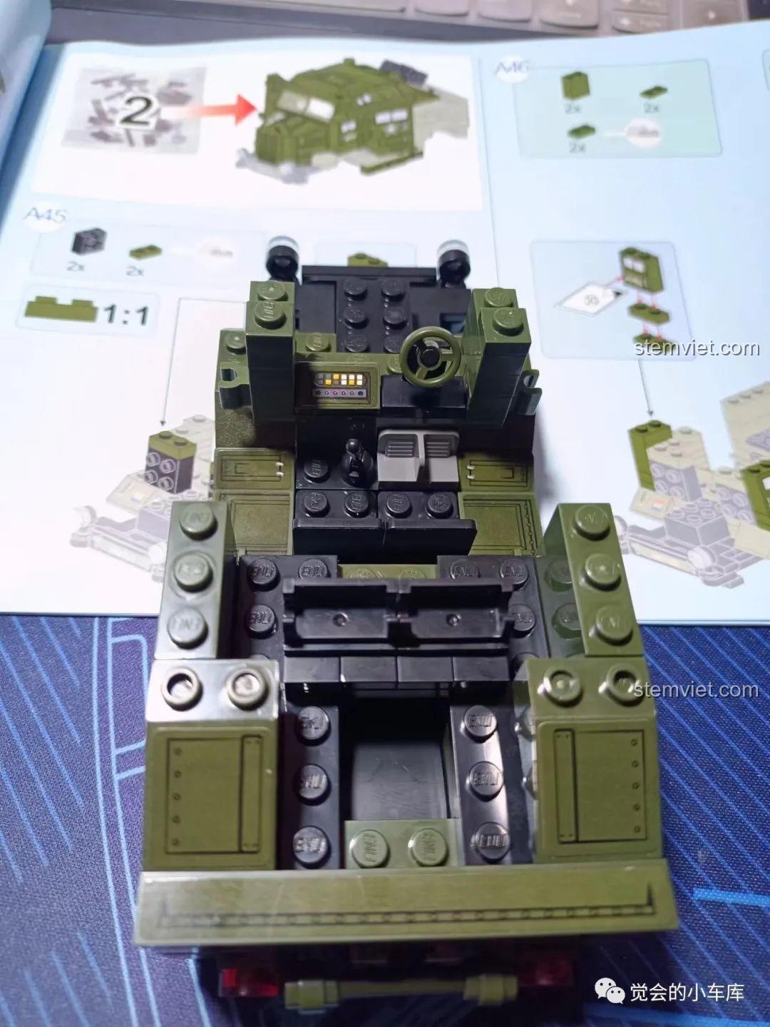 Nội thất khoang lái của xe Morris C8 QMAN 21023 với ghế ngồi và bảng điều khiển được dán sticker.