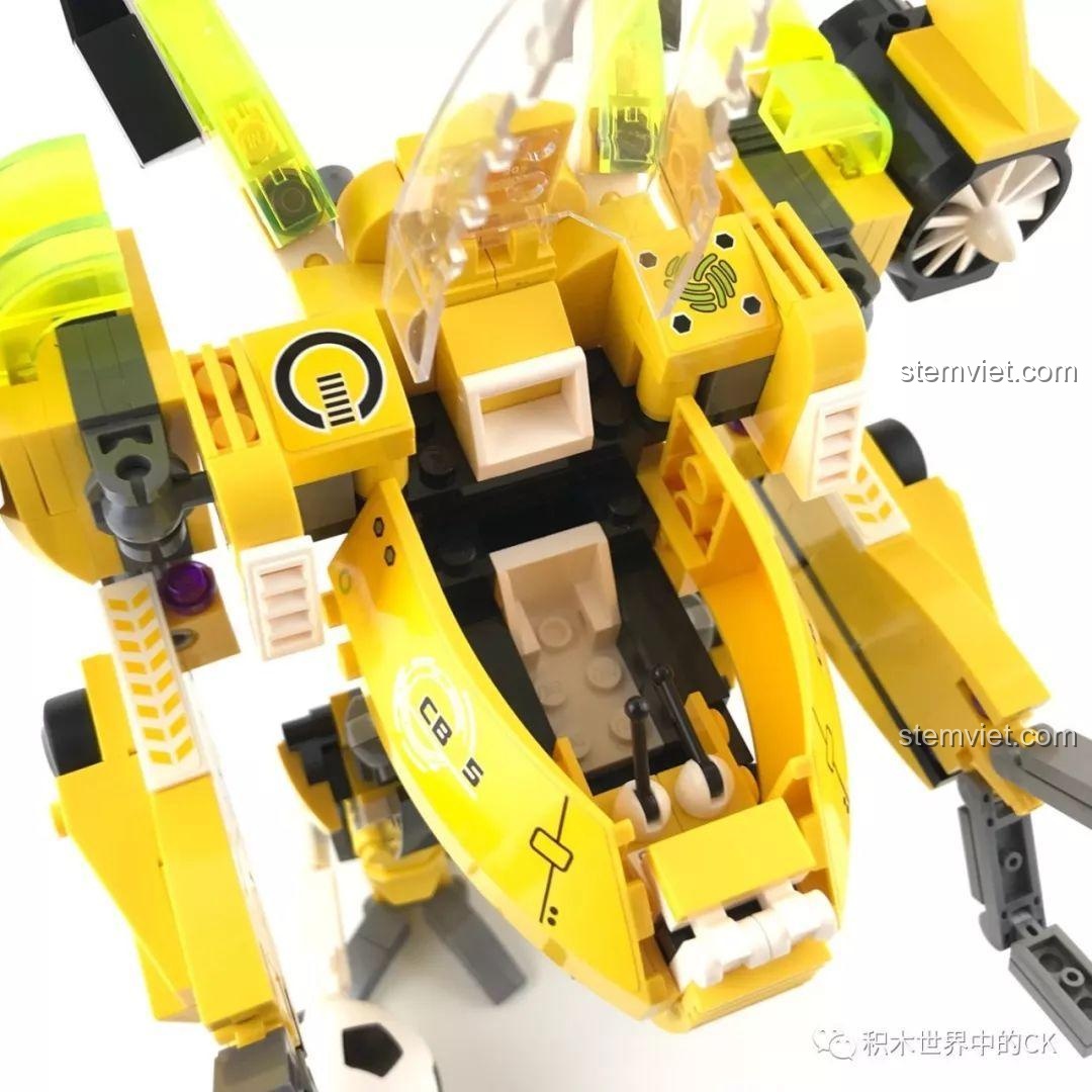 Nội thất bên trong khoang lái của Robot bóng đá QMAN 3004 với ghế ngồi và bảng điều khiển.