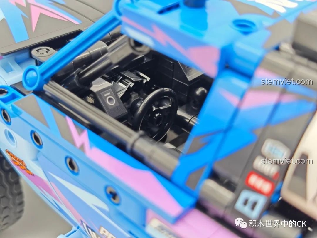 Nội thất bên trong khoang lái của xe SEMBO 715006 với vô lăng và ghế ngồi chi tiết.