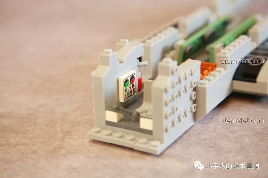 Cận cảnh chi tiết nội thất bên trong khoang lái với bảng điều khiển là mảnh ghép in của bộ lắp ghép 898.