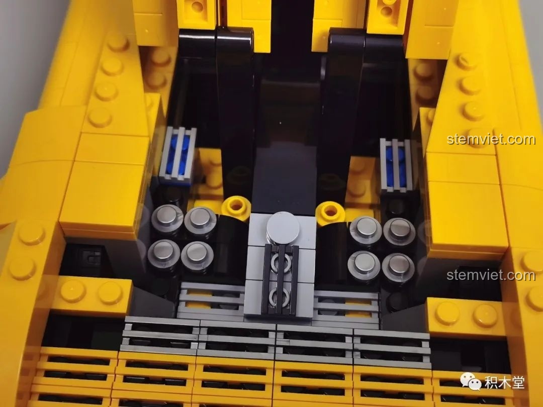 Nội thất mô hình Lego Koenigsegg Regera màu vàng.