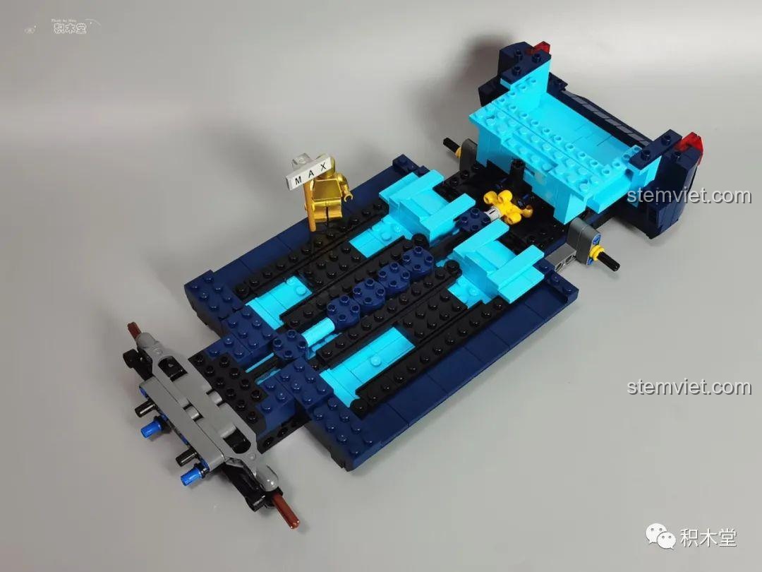 Nội thất của Mould King 10017 Rolls-Royce Cullinan đang được lắp ráp với các ghế ngồi màu xanh.