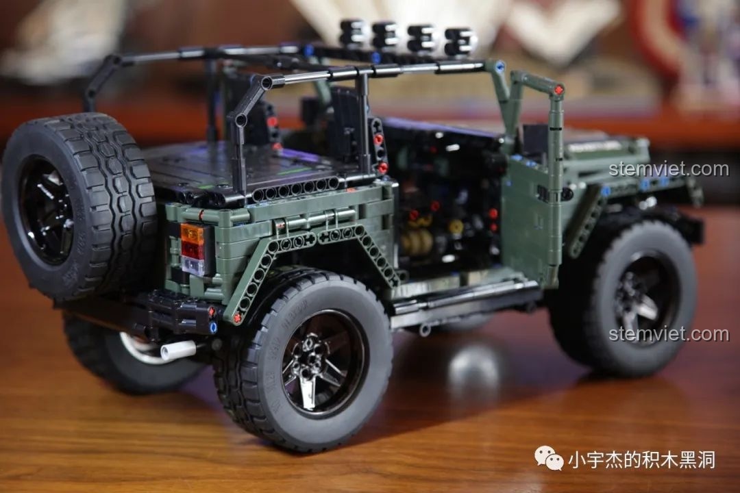 Nội thất bên trong xe Jeep Rubicon với các cần gạt điều khiển hộp số và hệ thống truyền động.