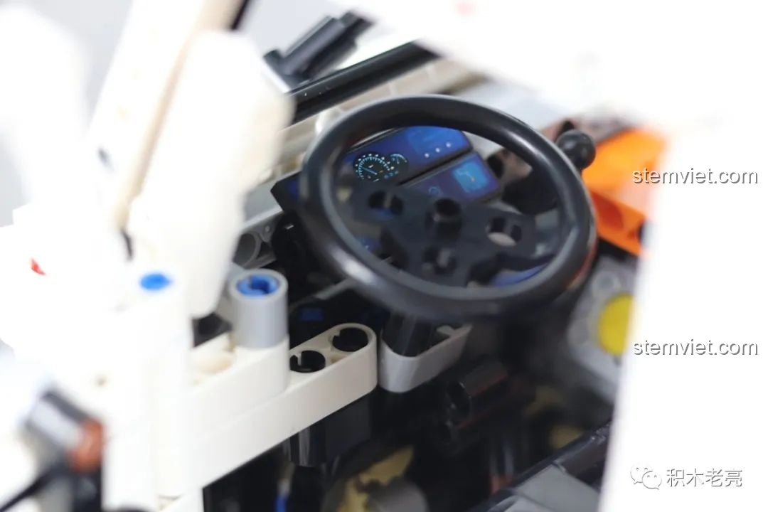 Cận cảnh vô lăng và bảng điều khiển bên trong cabin của mô hình Mould King 13144 Tatra T813 8x8 PROFA.